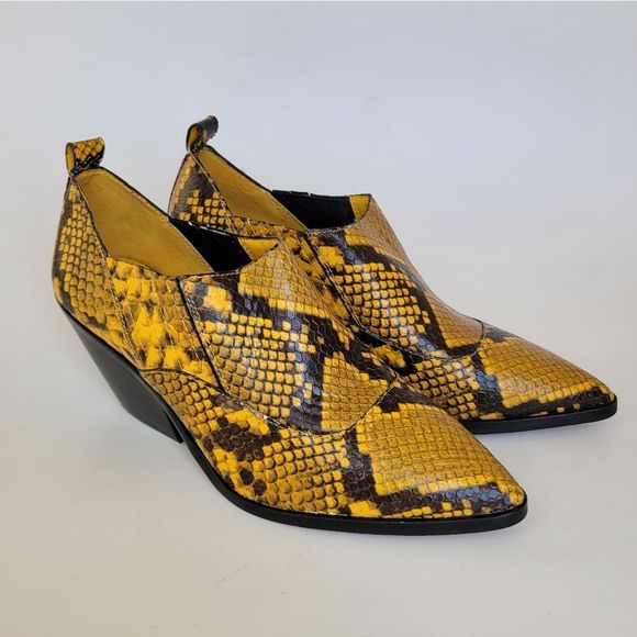 Vince Camuto Jetera Yellow/ Black Snakeskin Print Pointed Toe Ankle Boot… - Picture 9 of 9
